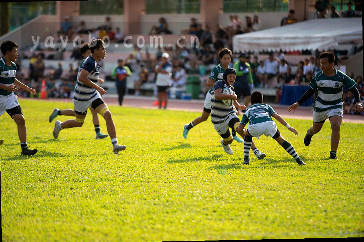 夜间记分牌局部特写与数据标签叠层，表达反馈信息的呈现方式